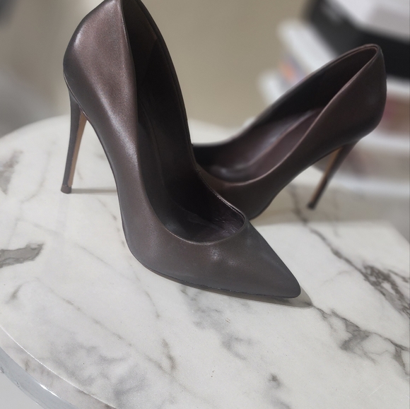 Heels - Picture 2 of 3